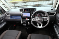 2020年9月のマイナーチェンジで、意匠が変更されたインストゥルメントパネルまわり。助手席側のインパネアッパートレイが、ボックスティッシュを置けるサイズに拡大された。