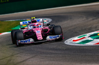 レーシングポイントのランス・ストロール（写真）は、予選8位から3位に入り、2017年アゼルバイジャンGP以来となる自身2度目の表彰台を獲得。赤旗中断時にはタイヤ交換をせず2位だったが、中断時にニュータイヤに替えることができたため2位のポジションをキープ。再スタートで順位を落としてしまったことが惜しかった。チームメイトのセルジオ・ペレスも10位入賞。チームはマクラーレンの後ろ、ランキング4位につけている。（Photo=Racing Point）