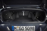 後席使用時の荷室容量は、オープン時で280リッター。ほろを上げると350リッターに変化する。