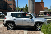 都市部の治安維持のため、陸軍に導入されている「ジープ・レネゲード」。シエナ駅前にて。2025年4月撮影。