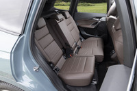 リアシートはリクライニングと座面のスライド調整が可能だ。