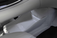 ブリッジ式センターコンソールの下にある収納スペース。荷物を固定するベルトと2つのUSBタイプCポートが備わっている。