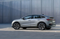 クーペライクなフォルムをまとう、アウディのEV「Q4 e-tronスポーツバック」。ルーフラインの異なる「Q4 e-tron」とともに、2022年末に国内販売が開始された。