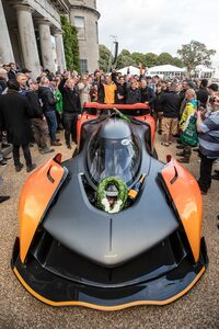 「マクラーレン・ソラスGT」を囲む来場者と、酒杯をあげるマクラーレンの関係者。よく見ると、グラスを持つ人のなかには、リッチモンド公爵の姿も。