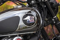 2021年2月に発売された「カワサキ・メグロK3」は、「カワサキW800」をベースにドレスアップが施されたプレミアムモデル。タンク側面には、職人の手になる専用アルミ製エンブレムが装着されている。