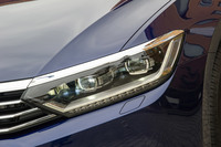 ヘッドランプにはLEDを採用。テスト車にはステアリング操作に合わせて照射方向を変化させる「ダイナミックライトアシスト」（オプション）が装着されていた。