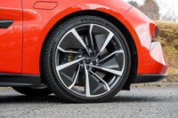 標準仕様のタイヤサイズは、前：265/40R21、後ろ：305/35R21。試乗車にはオプションで用意される、前：265/35R22、後ろ：305/30R22サイズのタイヤが装着されていた。