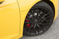 「10スポークYデザイン」と名付けられた20インチのアルミホイール。「ピレリPゼロ」が組み合わされていた。ブレーキキャリパーのレッド塗装は、7万円のオプション。