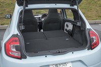荷室の容量は4人乗車時が174リッターで、リアシートの背もたれを倒したとき（写真）が980リッター。必要とあらば助手席の背もたれも倒すことができる。