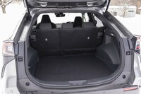 「フォレスター」並みの積載性を誇るというラゲッジスペースには、リモワのスーツケースであれば3個、ゴルフバッグであれば4個搭載できる。