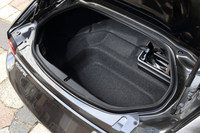 トランクルームについては、ソフトトップの「ロードスター」からやや形状が変更されたものの、旅客機の機内に持ち込み可能なキャリーバッグ2個を収める積載性は保たれている。