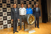 写真左から、ブリジストン執行役員 消費財タイヤ開発担当の井出慶太氏、平手晃平選手、安田裕信選手、鈴木道弘氏。