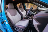 「Z」グレードの運転席には、レバー操作だけで簡単に前回のドライビングポジションへと復帰できる「イージーリターンシート」が標準装備されている。