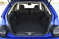 リアシートの背もたれを前方に倒し、荷室を拡大した様子。床面はほぼフラットになり、この状態での荷室容量は565リッターとなる。