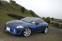 外観は、フロントバンパーの意匠変更のほか、サイドベントがボディと同色になり、リアランプにLEDが採用された。