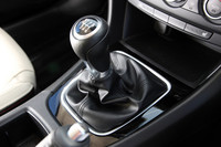 セダンとワゴンの2.2リッターディーゼル搭載車に6MT仕様が設定される。