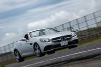 「SLC」にはエンジンやトランスミッション、パワーステアリング、アイドリングストップ機構などの制御を変更できる走行モード切り替え機構「ダイナミックセレクト」が装備される。