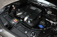 4.7リッターV8ツインターボエンジンは408psを発生。駆動方式は4WD。前輪に45％、後輪に55％のトルクを配分する。