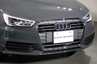 マイナーチェンジを機に、グリルやバンパー、ヘッドランプのデザインも変更された。