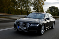 W12エンジンを搭載するフラッグシップモデル「A8 L W12クワトロ」もフェイスリフトを受けた。