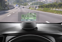 「CY-DF100D」（オープン価格）。運転席の前のダッシュボードに設置すれば、ナビと連動して案内などさまざまな情報を表示する。