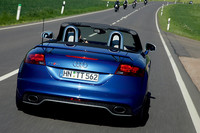 左右4本出しのレイアウトを採るTTSとは違い、マフラー出口は左右にそれぞれ1本ずつ設けられた。