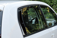 4ドアモデルの後席側面の窓は、上下スライド式ではなく、後端を外に押し出して開くタイプ。2ドアモデルでは「はめ殺し」となる。