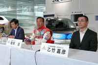 記者会見に臨む三菱の増岡 浩選手兼監督（中央）と、EVビジネス本部の岡本金典氏（左）、EV要素研究部の乙竹嘉彦氏（右）。
    