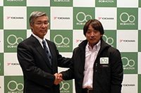 
	横浜ゴムの南雲忠信社長（左）と、レーシングドライバーの片山右京。片山選手は2007年1月のダカールラリー2007に、横浜ゴムのサポートを得て参戦する。
	参戦車両は天ぷら油を精製したバイオ燃料で走る「トヨタ・ランドクルーザー100」。天ぷら油のリサイクルだけでなく、少ない黒煙や硫黄酸化物の排出量で、優れた環境性能を訴えるもくろみだ。
	 