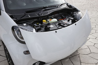 フロントには、バッテリーやウオッシャー液がおさまる。写真は樹脂製のボンネットを開けた状態。ボディーとはベルトで連結されている。