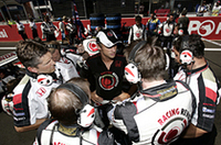 前戦ハンガリーGPで初優勝したジェンソン・バトン（写真中央）とホンダ勢だったが、フェラーリ、ルノーの2強との差はまだまだある。6番グリッドからスタート、序盤の混乱をくぐり抜け、2周目にマーク・ウェバーを抜き4位にアップしてからは、孤独な走行が続いた。結局バトンは4位でゴール。8位でフィニッシュしたルーベンス・バリケロとともにダブル得点には成功したホンダだった。（写真＝Honda）