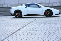 外装では、ルーフやフロントスポイラー、サイドシル、リアディフューザーなどをブラックでコーディネート。ドアミラーは電動格納式となっている。
    