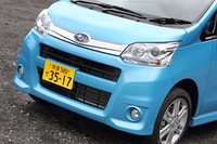 「ステラカスタム」オリジナルデザインのフロントマスク。逆台形の大型エアインテークがスポーティさを強調する。