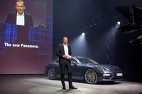ベルリンで発表された、新型「ポルシェ・パナメーラ」。ポルシェのオリバー・ブルーメ社長が、プレゼンテーションを行った。