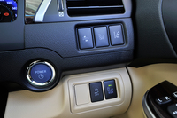 インストゥルメントパネルの右側にはオプションのレーンディパーチャーアラートやブラインドスポットモニターのスイッチが配置される。