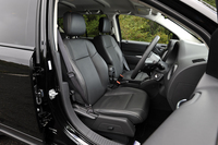 シート表皮は、FF車の「スポーツ」にはファブリック、4WD車の「リミテッド」（写真）にはレザーを採用。リミテッドの運転席と助手席には、シートヒーターが標準で装備される。
    