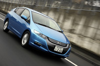 フロントマスクは、先日リース販売が始まったホンダの燃料電池車「FCXクラリティ」と共通性を持たせたホンダの“エコ顔”になっている。ホンダのアンケート調査では、200万円以下ならハイブリッド車を買いたいという声が多かったことより、他モデルの安い部品を流用するなどの工夫で189万円からという価格設定を実現した。インサイトは4月からのエコカーの優遇税制（取得税と従量税が免除）を受けることができる。