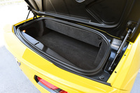 車体後方にはラゲッジスペースが確保される。ハッチゲート式のクーペと異なり、オープンモデルはトランクルーム形式となる。