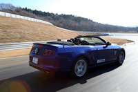 【スペック】マスタング V8 GTコンバーチブル プレミアム：全長×全幅×全高＝4815×1880×1415mm／ホイールベース＝2720mm／車重＝1740kg／駆動方式＝FR／5リッターV8DOHC32バルブ（426ps/6500rpm、53.9kgm/4250rpm）／価格＝570万円（テスト車＝同じ）