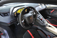 センタートンネルやサイドシルなどにカーボンファイバーの地肌がのぞく。また内装材にアルカンターラが広く用いられており、スポーティーな雰囲気が演出されている。