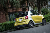 2016年8月3日に発表・発売された「フォーツーカブリオ ターボ リミテッド」。同じタイミングで「フォーツークーペ」と「フォーフォー」のターボ車もお披露目された。