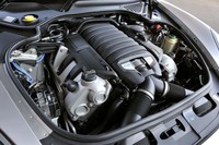 エンジンは、水平対向ではなくコンベンショナルなV型8気筒。なお、ハイブリッド版「パナメーラ ハイブリッド」は、2010年にデビュー予定とされる。