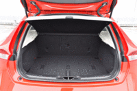 「V40 D4 SE」のラゲッジルーム。リアシートを分割して格納できるほか、床下にも収納スペースが設けられている。（写真をクリックすると、シートの倒れる様子が見られます）
    