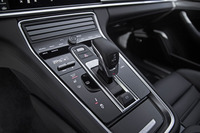 センターコンソールのスイッチは、“ガラスルック”のタッチセンサー式に変更された。