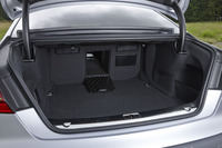 トランクルームの容量は、520リッター。後席を倒して容量を拡大することはできないが、中央には長尺物を積むためのスキーホールが備わる。