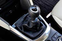 MTは1.5ディーゼル車にも1.3ガソリン車にも用意される。しかし、前者が6MTとなるのに対し、後者は5MT（写真）となる。