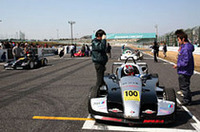 往年の名ドライバーによる「マスター・オブ・フォーミュラ」。カーナンバー100番、高橋国光を先頭にグリッドに並ぶ。