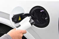 駆動用バッテリーの容量は9.2kWh。200V／16Aの普通充電を使えば2時間半から3時間で満充電にできるが、「CHAdeMO」などの急速充電には対応していない。