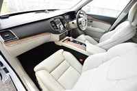 運転席と助手席には、シートヒーターやベンチレーション機能のほか、ランバーサポート、マッサージ機能などが備わる。