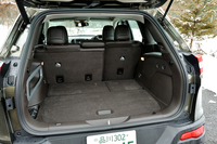 ラゲッジルームの容量は697リッター。後席の前後スライドを一番前にすると824リッター、後席をたたむと1555リッター、さらに助手席をたたむと1668リッターまで広がる（北米仕様の数値）。
    